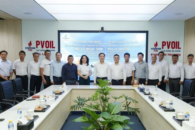 Đại diện PVCFC chụp ảnh lưu niệm cùng ông Lê Ngọc Sơn - Chủ tịch Petrovietnam và đại diện PVOIL Lào.