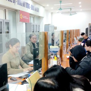 Người lao động làm thủ tục hưởng chế độ liên quan đến bảo hiểm xã hội. Ảnh: Thu Hằng.