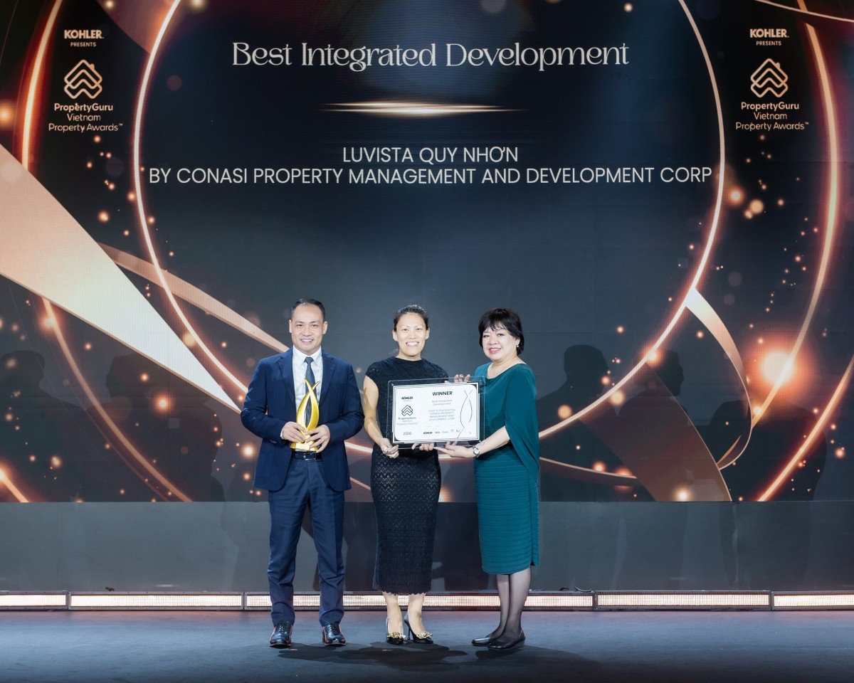 Đại diện Luvista Quy Nhơn nhận giải thưởng kép tại PropertyGuru Asia Property Awards.