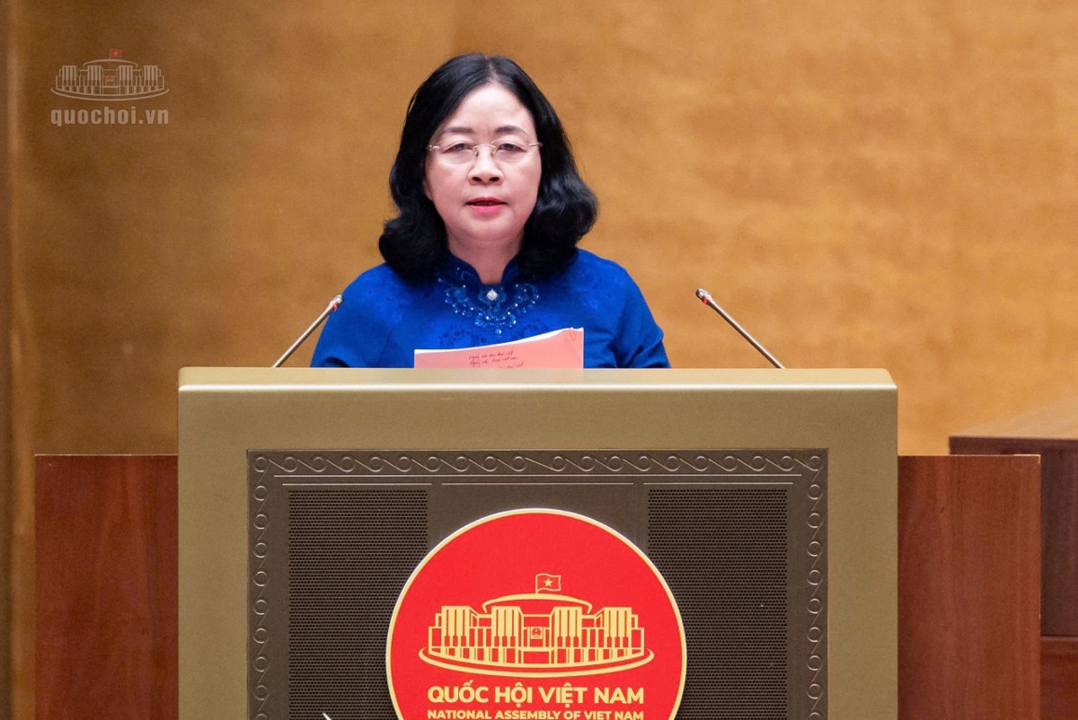 Chủ tịch Ủy ban Trung ương Mặt trận Tổ quốc Việt Nam Bùi Thị Minh Hoài trình bày báo cáo tại Hội trường. Ảnh: Quochoi.vn