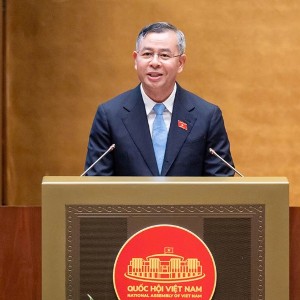 Bộ trưởng Bộ Tài chính trình bày Tờ trình dự án Luật Phát triển doanh nghiệp nhỏ và vừa. Ảnh: quochoi.vn