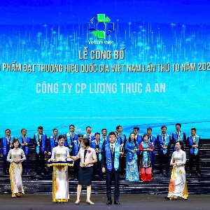 Đại diện Thương hiệu Gạo Aan lên nhận giải Thương hiệu Quốc gia năm 2026.