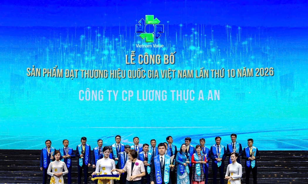 Đại diện Thương hiệu Gạo Aan lên nhận giải Thương hiệu Quốc gia năm 2026.