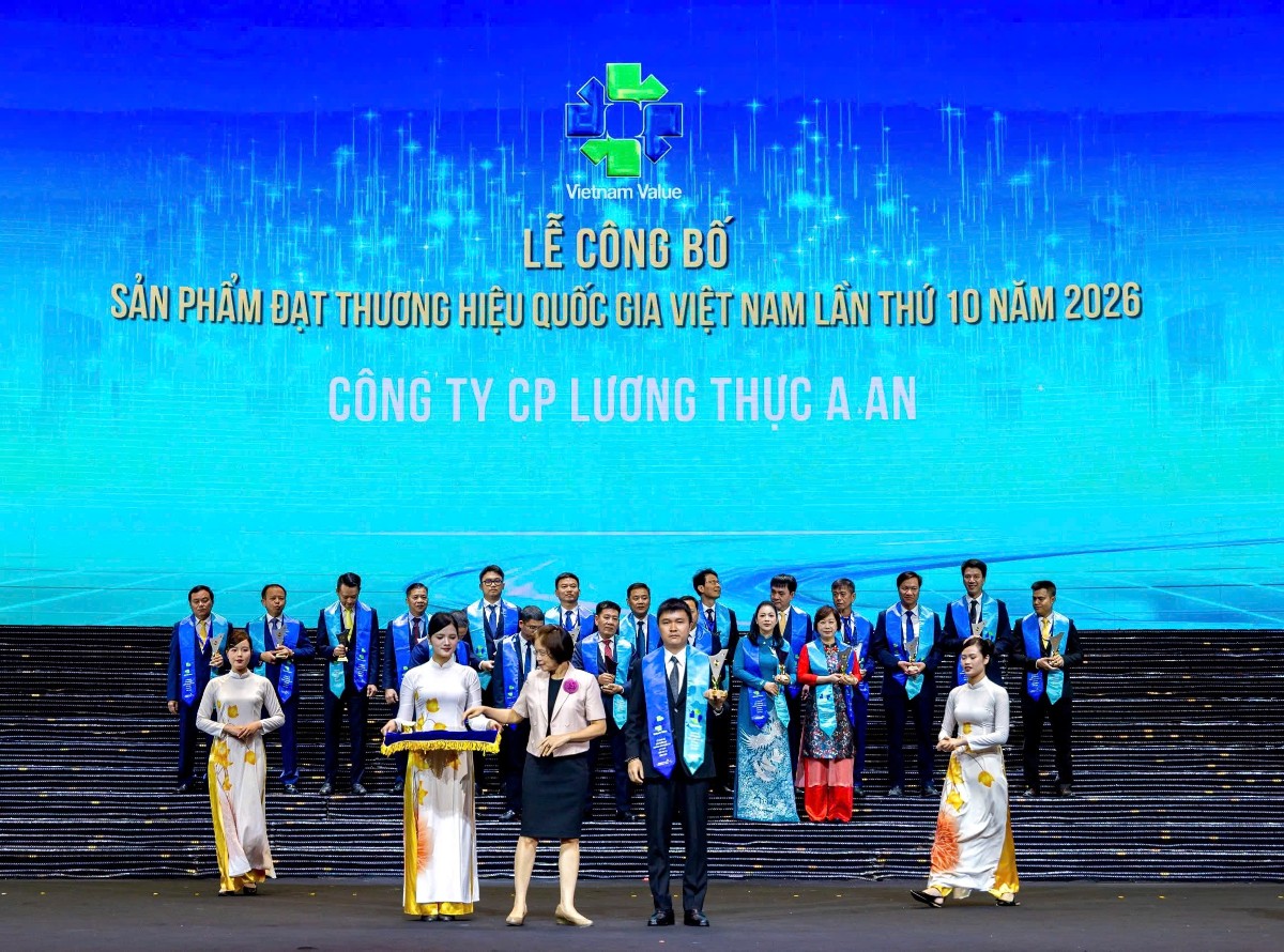 Đại diện Thương hiệu Gạo Aan lên nhận giải Thương hiệu Quốc gia năm 2026.