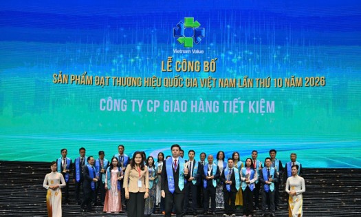 Outstanding businesses are honored at the ceremony. (Photo: The Ministry of Industry and Trade)