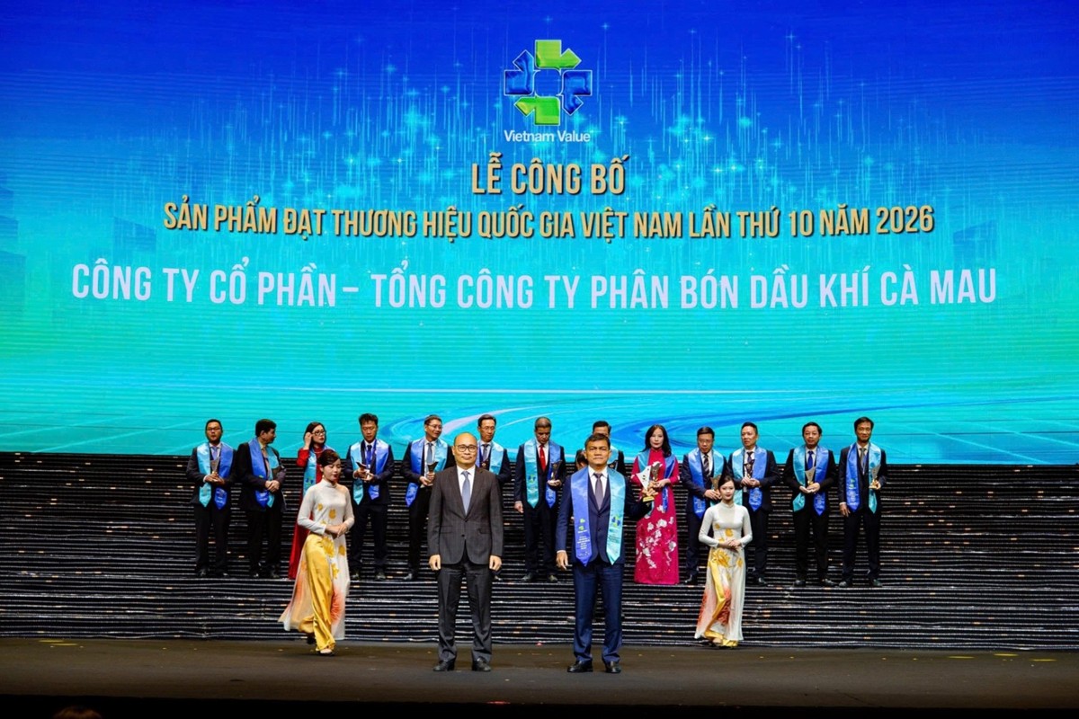 Ông Văn Tiến Thanh – Chủ tịch HĐQT PVCFC nhận biểu trưng Thương hiệu quốc gia Việt Nam lần thứ 10 năm 2026.