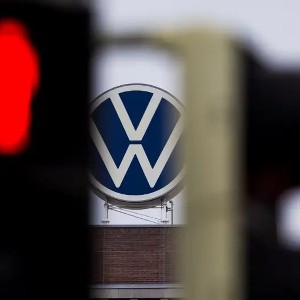 Nhà sản xuất ô tô Đức Volkswagen gặp nhiều khó khăn trong những năm gần đây. Các biện pháp cắt giảm chi phí của hãng kéo theo việc cắt giảm nhân sự. Ảnh: Moritz Frankenberg/dpa/picture alliance