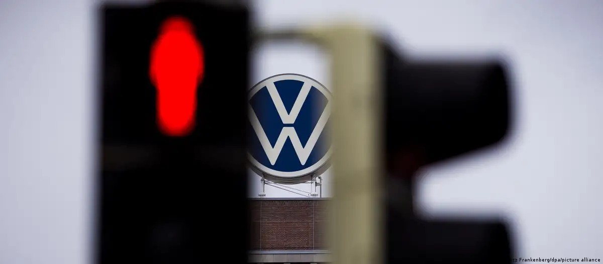 Nhà sản xuất ô tô Đức Volkswagen gặp nhiều khó khăn trong những năm gần đây. Các biện pháp cắt giảm chi phí của hãng kéo theo việc cắt giảm nhân sự. Ảnh: Moritz Frankenberg/dpa/picture alliance