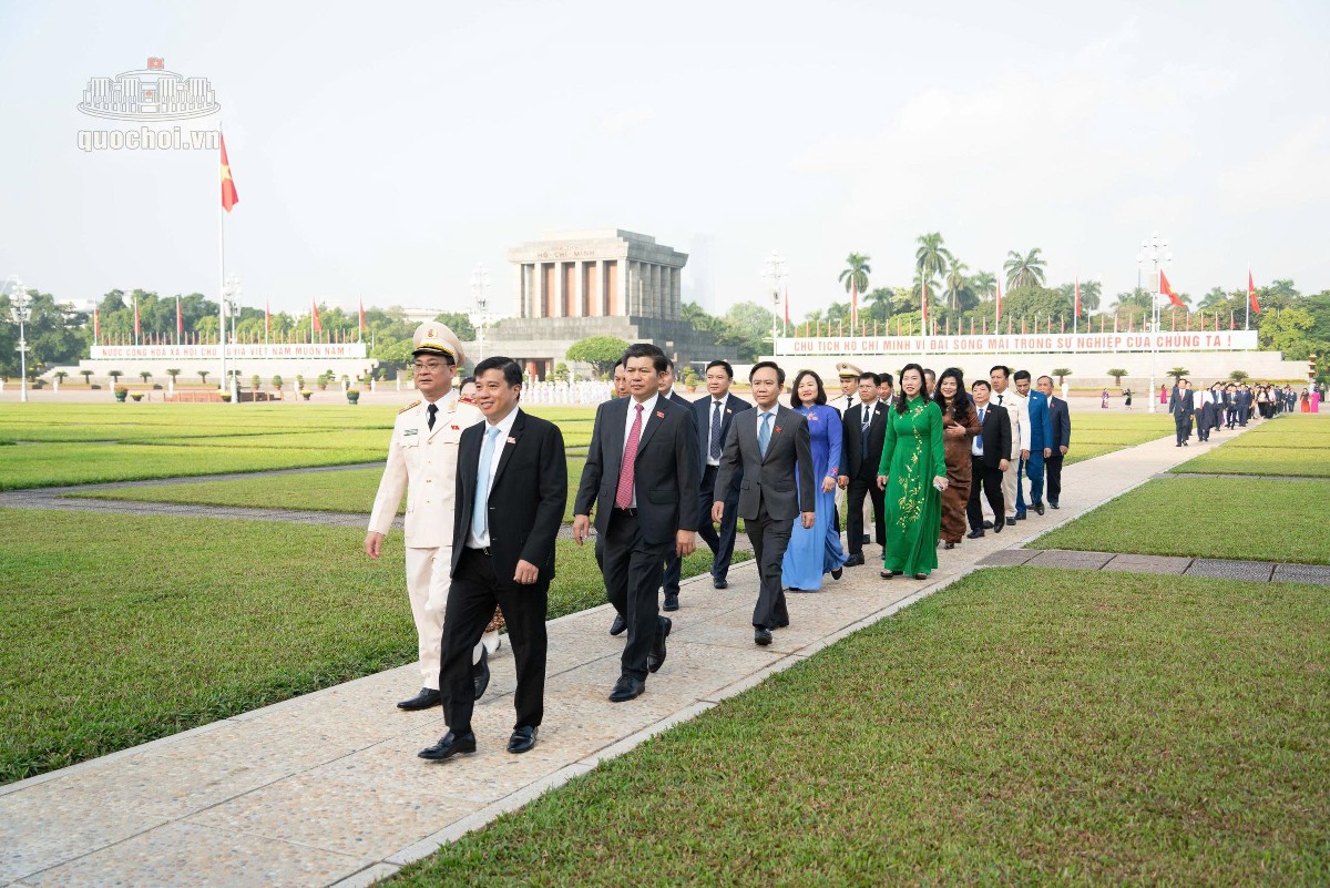 Các đại biểu vào Lăng viếng Chủ tịch Hồ Chí Minh. Ảnh: Quochoi.vn