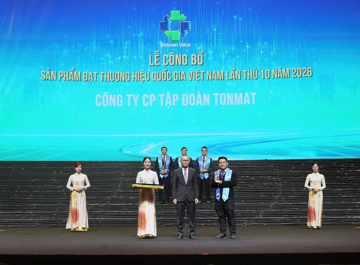 Đại diện TONMAT Group nhận biểu trưng tại Lễ công bố Thương hiệu quốc gia lần thứ 10, tối 16/10, lần thứ hai liên tiếp TONMAT và TONMATPAN được vinh danh.