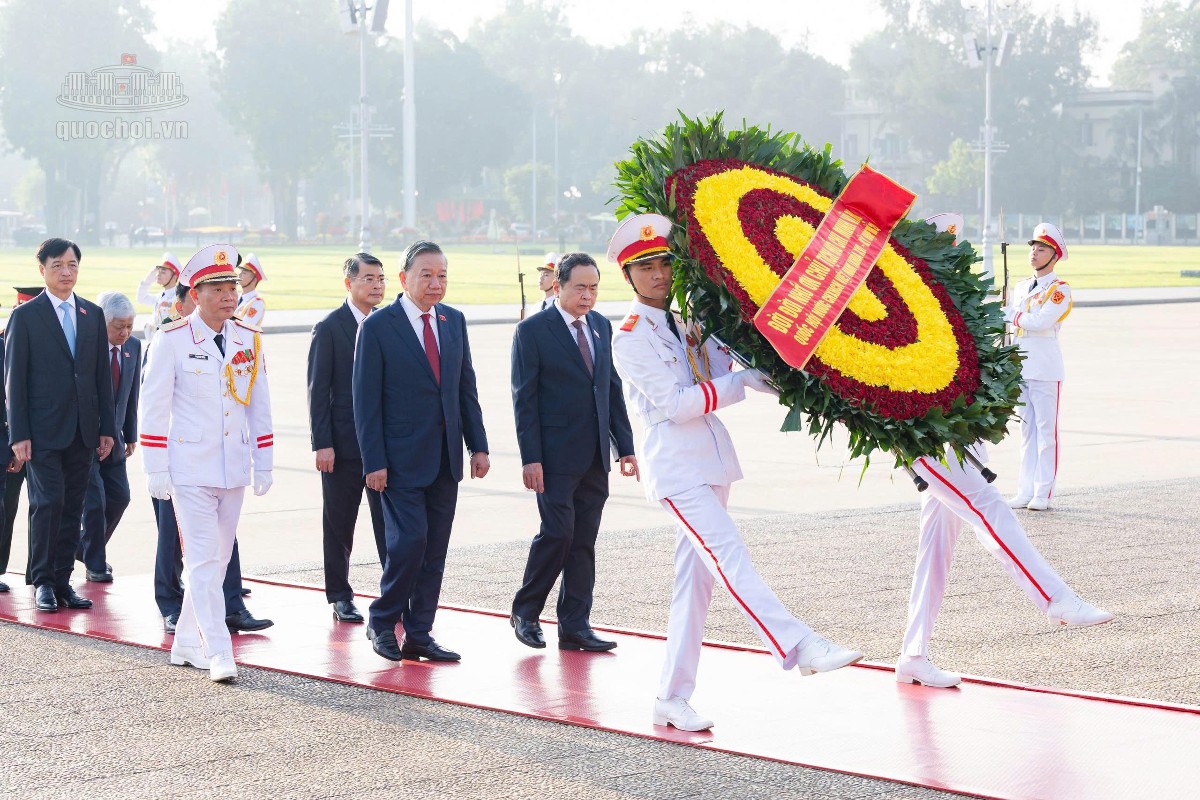Tổng Bí thư, Chủ tịch nước Tô Lâm, Thủ tướng Chính phủ Lê Minh Hưng, Chủ tịch Quốc hội Trần Thanh Mẫn và các đại biểu Quốc hội vào Lăng viếng Chủ tịch Hồ Chí Minh. Ảnh: Quochoi.vn