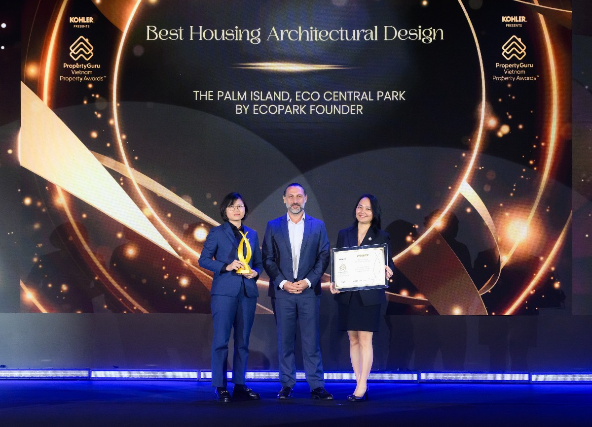 Mai Thị Hồng Quyên – Giám đốc Kinh doanh & Marketing cùng bà Huỳnh Thị Uyên Phương – Giám đốc Chiến lược nhà sáng lập Ecopark nhận giải thưởng tại PropertyGuru 2026.