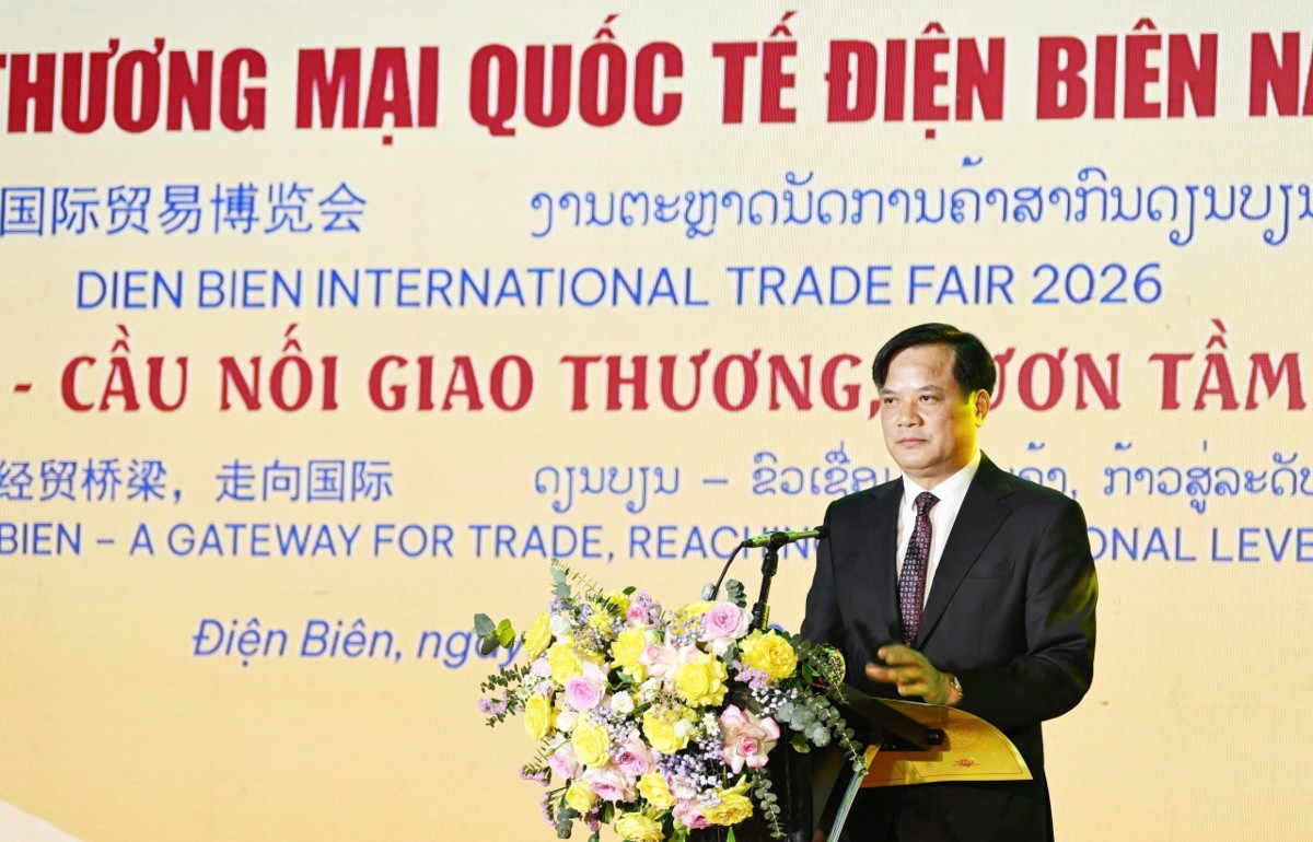 Ông Lò Văn Cương, Phó Chủ tịch Thường trực UBND tỉnh Điện Biên phát biểu khai mạc hội chợ. Ảnh: Tỉnh Điện Biên.