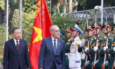 Tổng Bí thư, Chủ tịch nước Tô Lâm và Tổng thống Thụy Sĩ Guy Parmelin duyệt Đội danh dự Quân đội nhân dân Việt Nam. Ảnh: Thống Nhất/TTXVN