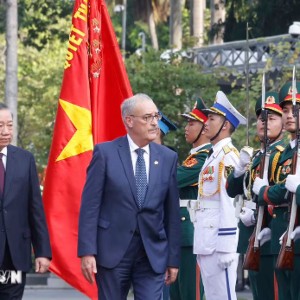 Tổng Bí thư, Chủ tịch nước Tô Lâm và Tổng thống Thụy Sĩ Guy Parmelin duyệt Đội danh dự Quân đội nhân dân Việt Nam. Ảnh: Thống Nhất/TTXVN