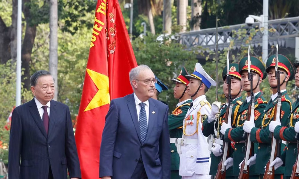 Tổng Bí thư, Chủ tịch nước Tô Lâm và Tổng thống Thụy Sĩ Guy Parmelin duyệt Đội danh dự Quân đội nhân dân Việt Nam. Ảnh: Thống Nhất/TTXVN