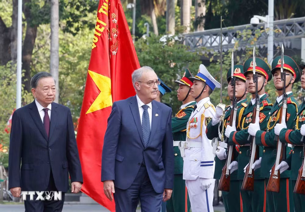 Tổng Bí thư, Chủ tịch nước Tô Lâm và Tổng thống Thụy Sĩ Guy Parmelin duyệt Đội danh dự Quân đội nhân dân Việt Nam. Ảnh: Thống Nhất/TTXVN