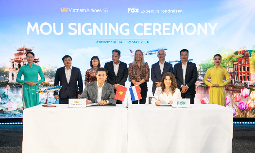Vietnam Airlines and Dutch travel company Fox Reizen sign a Memorandum of Understanding on October 14. (Photo: The program's organizing board)