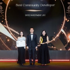 CEO Phan Lê Mỹ Hạnh (váy đen) đại diện Entiz Group nhận giải thưởng Best Community Developer - Nhà phát triển vì cộng đồng xuất sắc nhất.