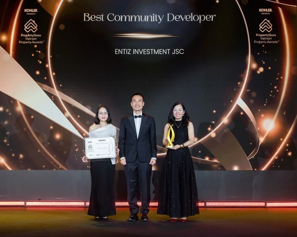 CEO Phan Lê Mỹ Hạnh (váy đen) đại diện Entiz Group nhận giải thưởng Best Community Developer - Nhà phát triển vì cộng đồng xuất sắc nhất.