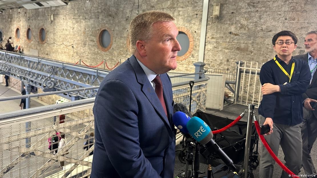 Ủy viên châu Âu Michael McGrath trả lời báo chí tại Hội nghị Thượng đỉnh AI ở Dublin, nhấn mạnh cách tiếp cận của EU trong việc cân bằng giữa quản lý và đổi mới sáng tạo. Ảnh: Tessa Walther/DW.