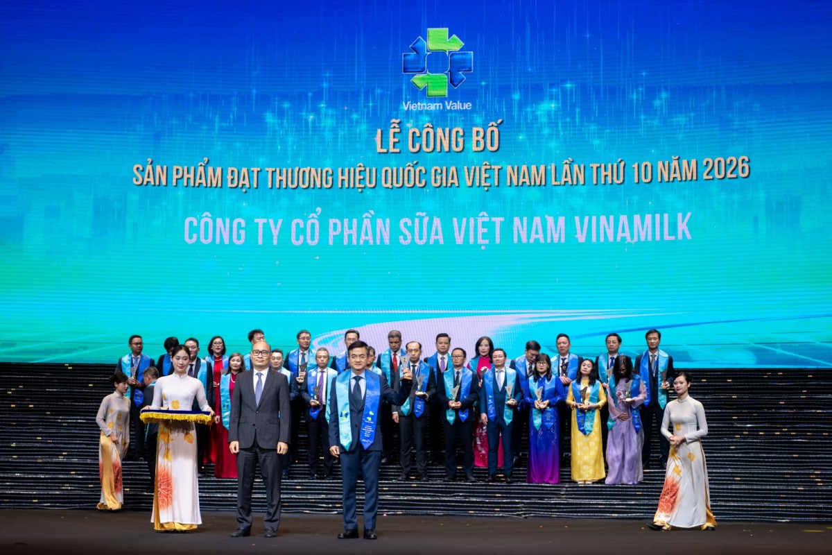 Ông Nguyễn Quang Trí, Giám đốc điều hành Marketing Vinamilk, đón nhận danh hiệu Thương hiệu quốc gia Việt Nam lần thứ 10 năm 2026 (Ảnh: Minh Anh).