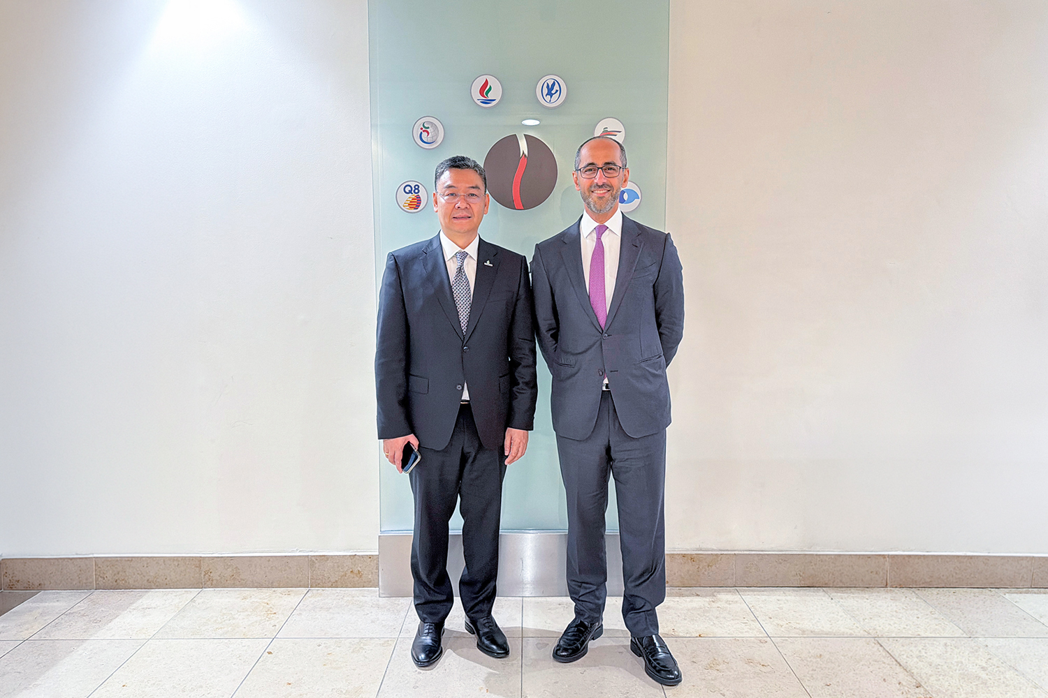 Mr. Le Manh Cuong, CEO of PETROVIETNAM, and Mr. Shaikh
Nawaf S. Al-Sabah, KPC Deputy Chairman and CEO, at the meeting in London.