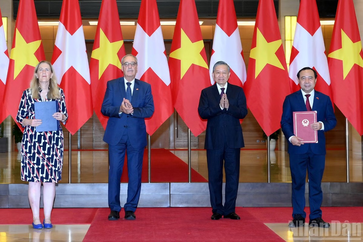 Tổng Bí thư, Chủ tịch nước Tô Lâm và Tổng thống Thụy Sĩ Guy Parmelin chứng kiến Lễ trao các văn kiện hợp tác giữa hai nước. Ảnh: Nhandan.vn