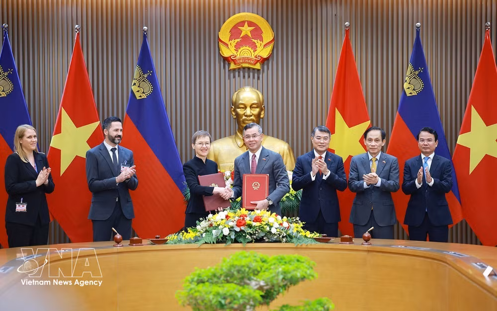 At the signing ceremony of the Double Taxation Avoidance Agreement between Vietnam and Liechtenstein ( Photo: VNA)