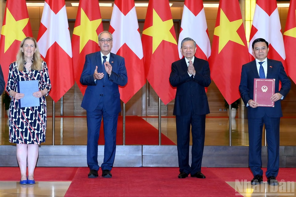 Tổng Bí thư, Chủ tịch nước Tô Lâm và Tổng thống Thụy Sĩ Guy Parmelin chứng kiến Lễ trao các văn kiện hợp tác giữa hai nước. Anh:Nhandan.vn