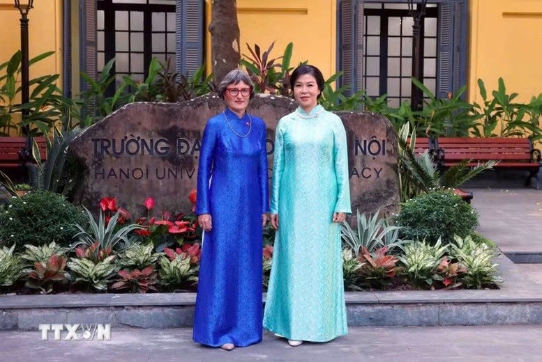 Phu nhân Tổng Bí thư, Chủ tịch nước Tô Lâm và Phu nhân Tổng thống Thụy Sĩ thăm Trường Đại học Dược Hà Nội - Ảnh: TTXVN