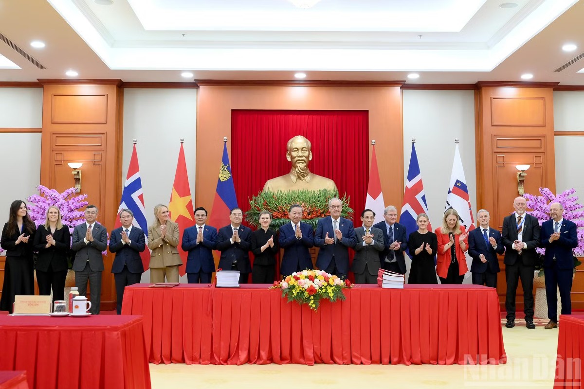 Tổng Bí thư, Chủ tịch nước Tô Lâm và các đại biểu tại Lễ ký kết Hiệp định Thương mại tự do Việt Nam-EFTA (VEFTA). Ảnh: Nhandan.vn