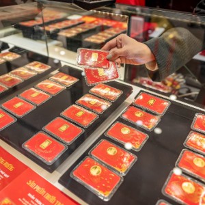 Mua bán vàng từ 5 triệu đồng không được trả tiền mặt. Ảnh: Phú Quý