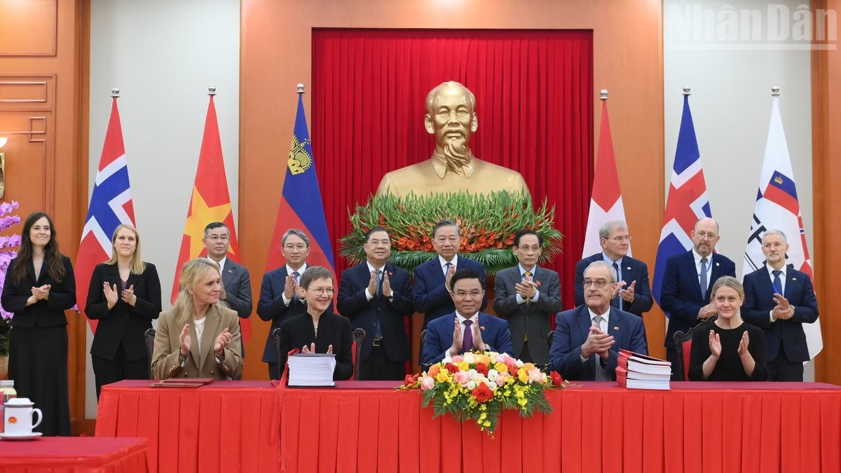 Tổng Bí thư, Chủ tịch nước Tô Lâm và các đại biểu chứng kiến Lễ ký kết Hiệp định Thương mại tự do Việt Nam-EFTA (VEFTA). Ảnh: Đăng Khoa/Nhandan.vn