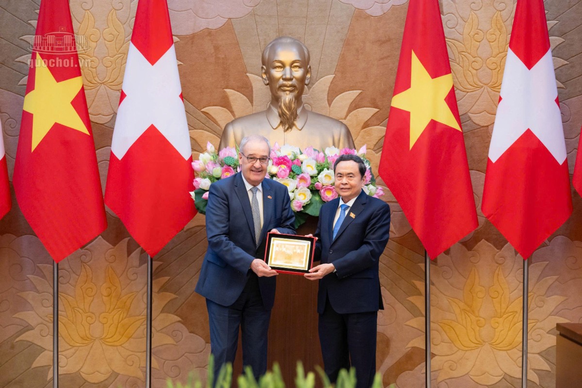 Chủ tịch Quốc hội Trần Thanh Mẫn trao quà tặng Tổng thống Thụy Sỹ Guy Parmelin. Ảnh:Quochoi.vn