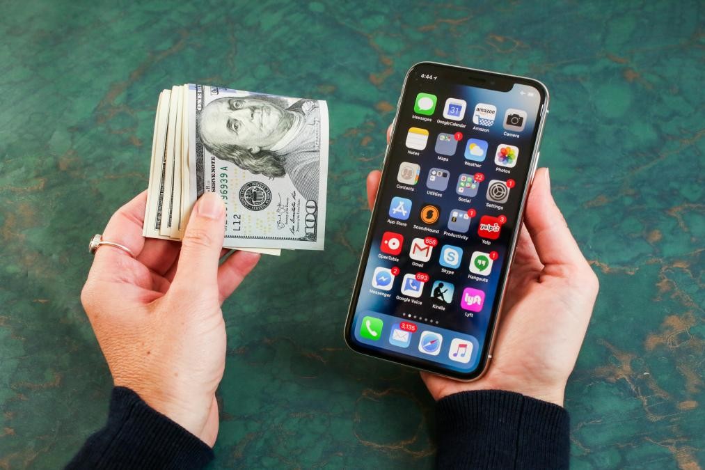 iPhone X, ra mắt năm 2017, có giá 999 USD, đã đánh dấu bước nhảy vọt về giá bán của iPhone. Ảnh: CNET.