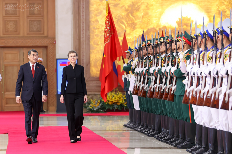 Thủ tướng Lê Minh Hưng và Thủ tướng Brigitte Haas duyệt Đội Danh dự Quân đội nhân dân Việt Nam - Ảnh: chinhphu.vn/Nhật Bắc