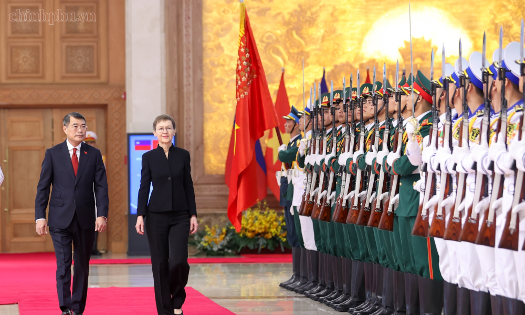 Pime Minister Le Minh Hung and Liechtenstein Prime Minister Brigitte Haas inspect the Guard of Honor at the Government Headquarters in Hanoi, on October 18, 2026. (Photo: VGP)