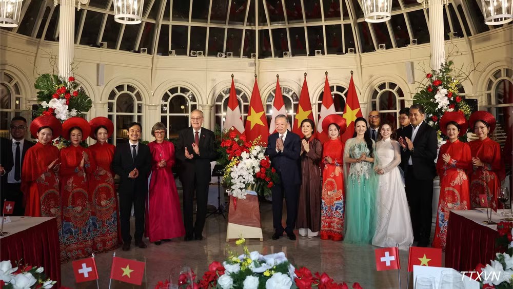 Tổng Bí thư, Chủ tịch nước Tô Lâm và Phu nhân Ngô Phương Ly cùng Tổng thống Thụy Sĩ Guy Parmelin và Phu nhân Caroline Parmelin tặng hoa cho các nghệ sĩ. Ảnh: TTXVN