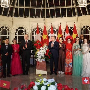 Tổng Bí thư, Chủ tịch nước Tô Lâm và Phu nhân Ngô Phương Ly cùng Tổng thống Thụy Sĩ Guy Parmelin và Phu nhân Caroline Parmelin tặng hoa cho các nghệ sĩ. Ảnh: TTXVN