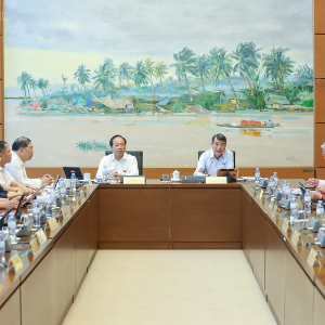 Thủ tướng Lê Minh Hưng thảo luận tại tổ đại biểu Quốc hội - Ảnh: chinhphu.vn/Nhật Bắc