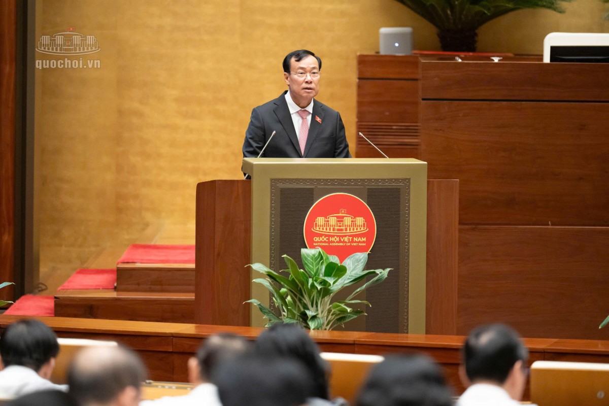 Chủ nhiệm Ủy ban Quốc phòng, An ninh và Đối ngoại, Thượng tướng Lê Tấn Tới trình bày báo cáo tóm tắt thẩm tra dự án luật. Ảnh: Cổng thông tin điện tử Quốc hội.