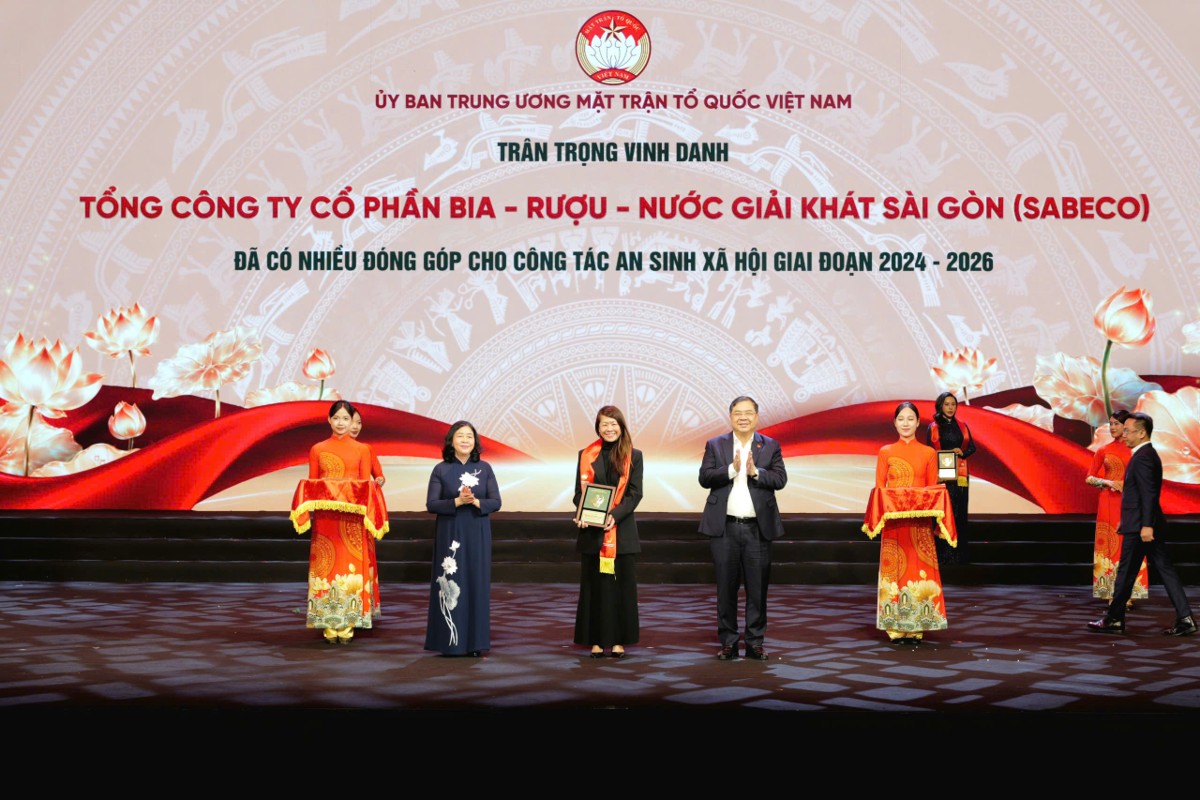 Phó Thủ Tướng Phạm Gia Túc và Chủ tịch Ủy ban Trung ương Mặt trận Tổ quốc Việt Nam Bùi Thị Minh Hoài trao biểu trưng cho bà Lim Pei Chi Patsy, Phó Tổng giám đốc SABECO, tại sự kiện ngày 17/10.