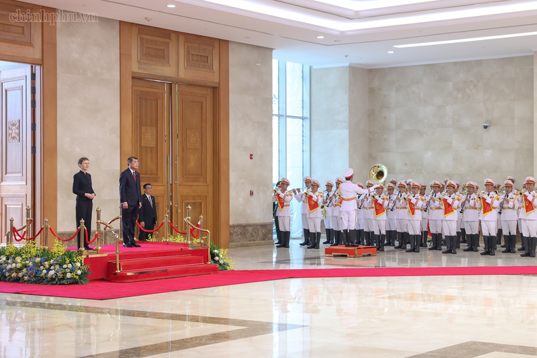 Thủ tướng Lê Minh Hưng và Thủ tướng Brigitte Haas nghe Quân nhạc cử Quốc thiều hai nước - Ảnh: chinhphu.vn/Nhật Bắc