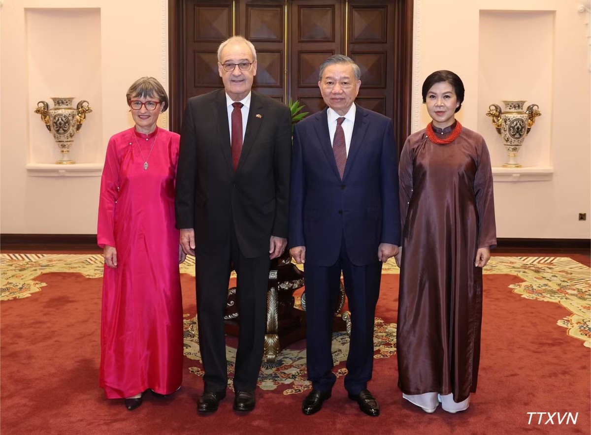 Tổng Bí thư, Chủ tịch nước Tô Lâm và Phu nhân Ngô Phương Ly cùng Tổng thống Thụy Sĩ Guy Parmelin và Phu nhân Caroline Parmelin chụp ảnh chung. Ảnh: TTXVN