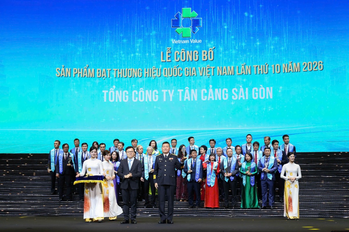 Đại tá Võ Hoài Nam nhận thương hiệu Quốc gia lần thứ 9 liên tiếp cho Tổng công ty Tân Cảng Sài Gòn.