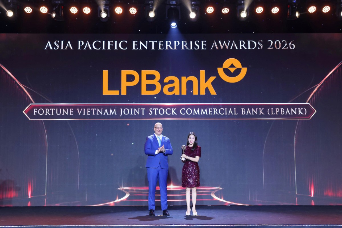 Bà Nguyễn Hồng Nhung – Thành viên Ban Điều hành LPBank nhận cúp và chứng nhận giải thưởng Thương hiệu truyền cảm hứng