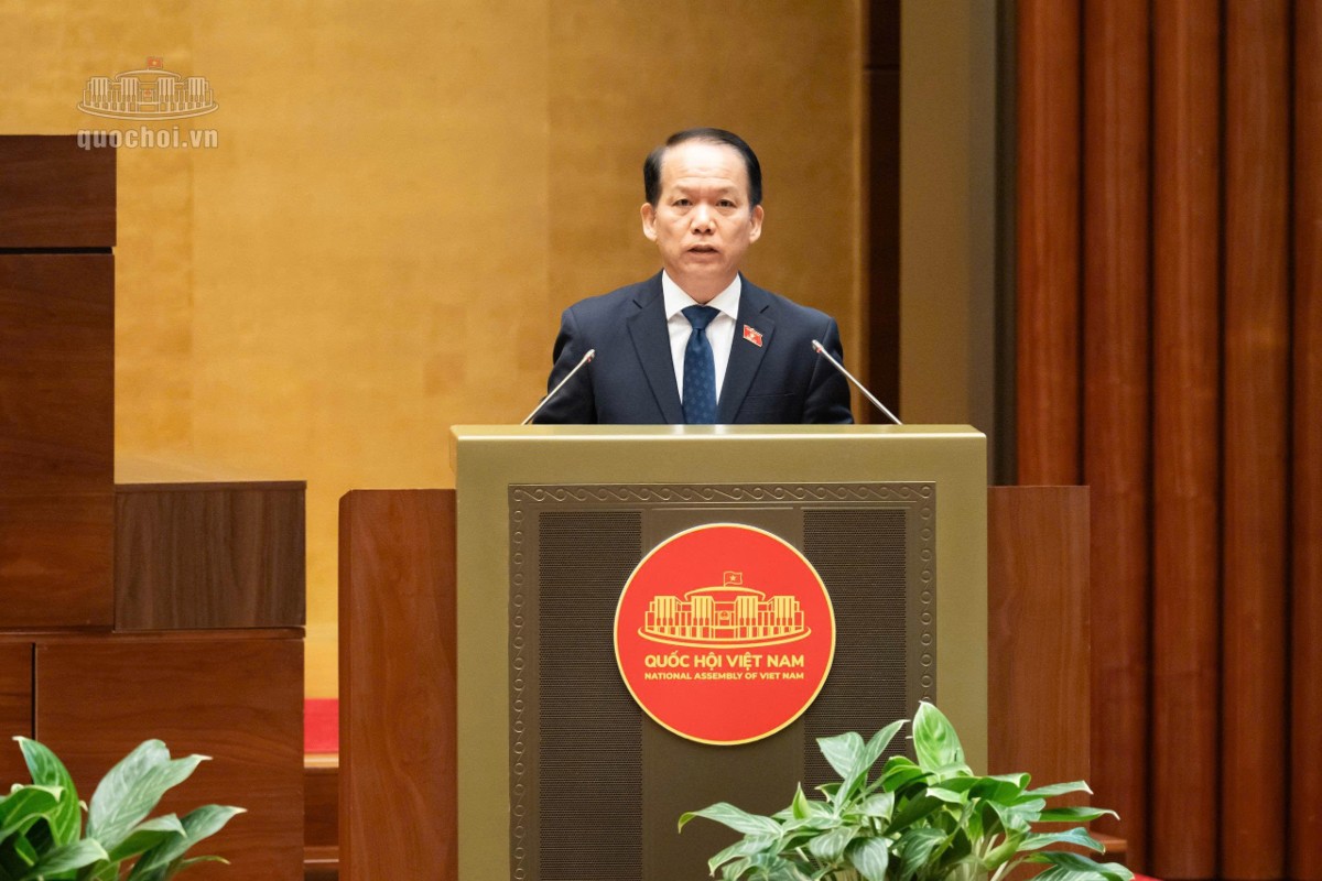 Bộ trưởng Bộ Tư pháp Hoàng Thanh Tùng trình bày tờ trình. Ảnh: Cổng thông tin điện tử Quốc hội.