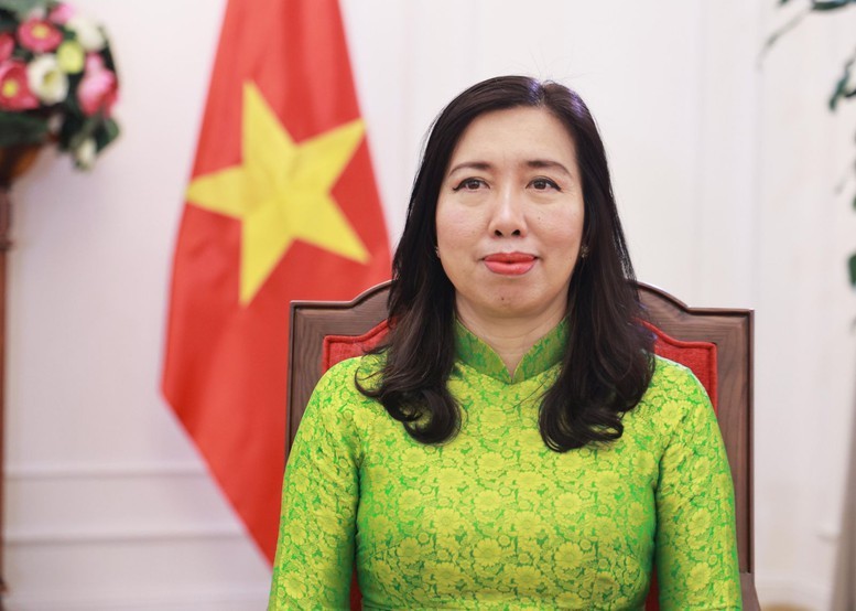 Thứ trưởng Bộ Ngoại giao Lê Thị Thu Hằng trả lời phỏng vấn báo chí. Ảnh: Bộ Ngoại giao cung cấp.