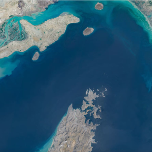 Ảnh chụp eo biển Hormuz từ vệ tinh - Ảnh: Getty/CNBC.